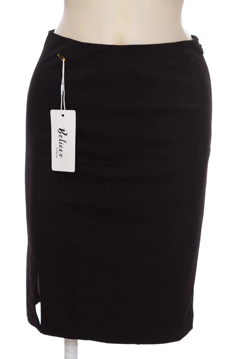 FALDA COLOR NEGRO  CLOSEANDO
