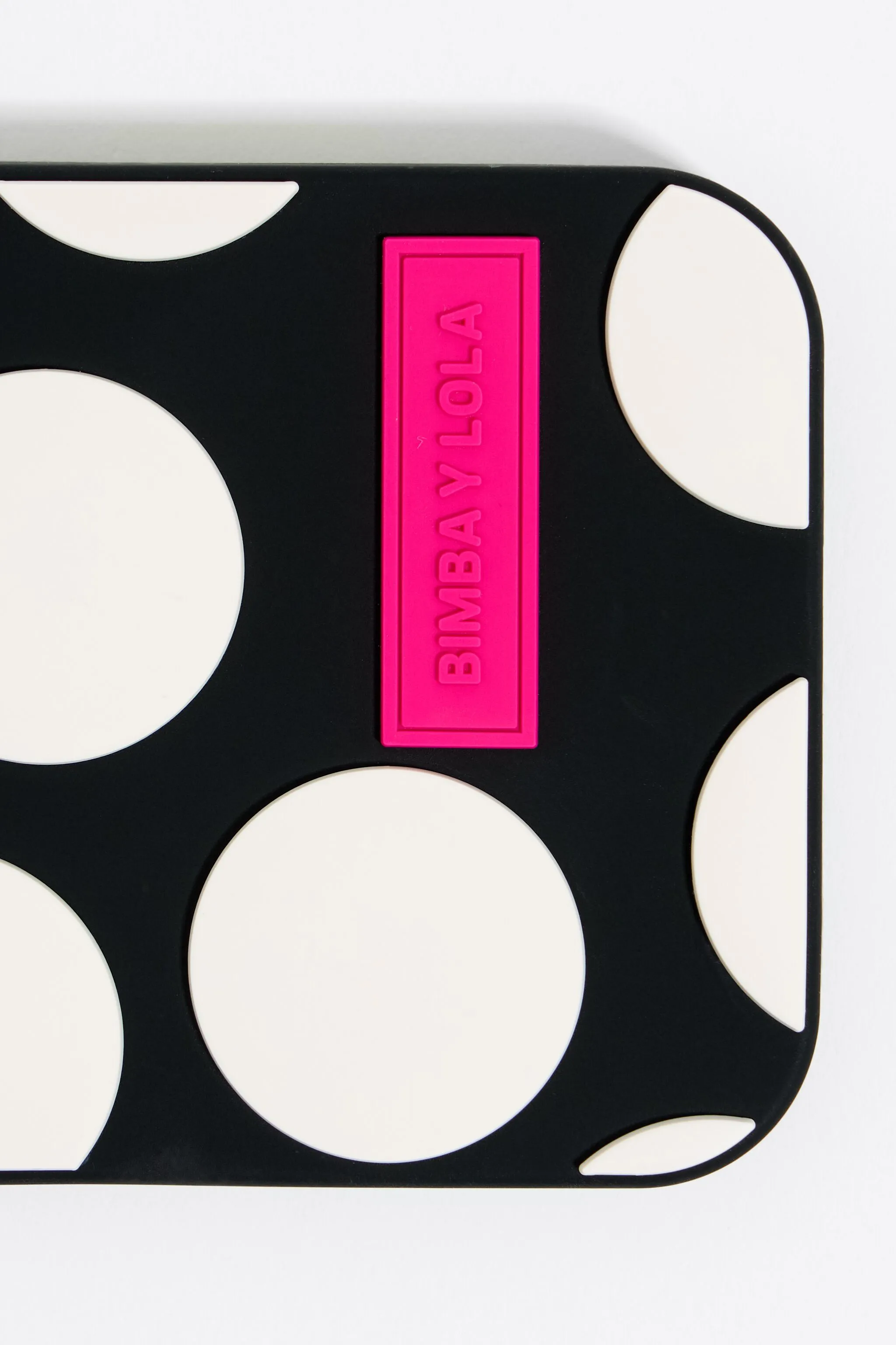 Funda iPhone 13 Pro Max silicona dots negra
