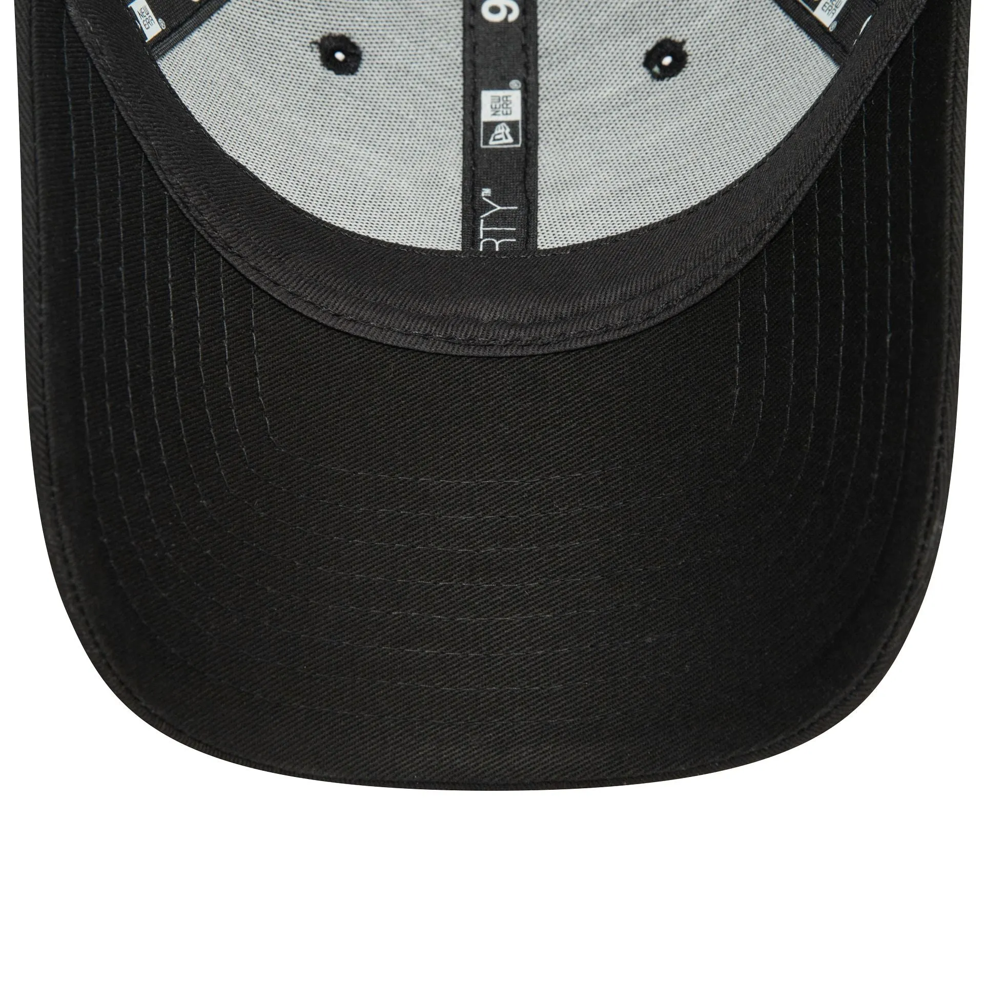 Gorra ajustable 9FORTY de las New York Yankees para mujer con logo metálico en negro.