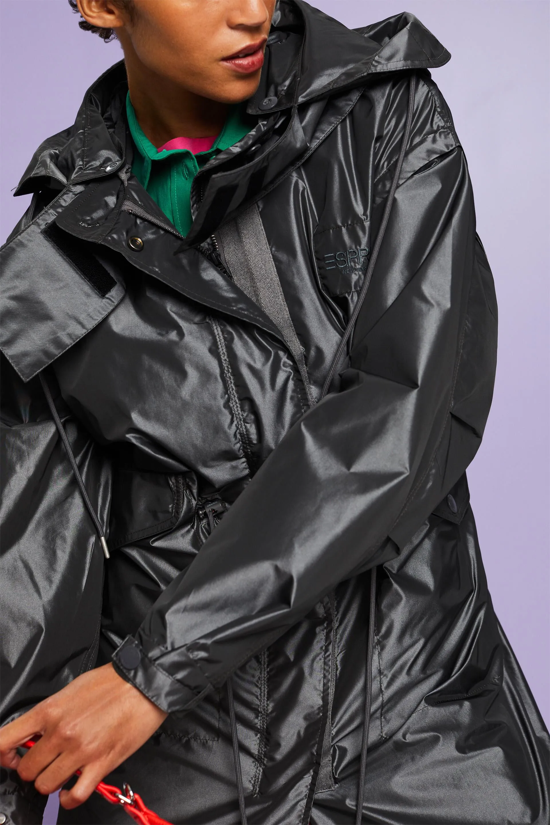 Parka metalizada con capucha