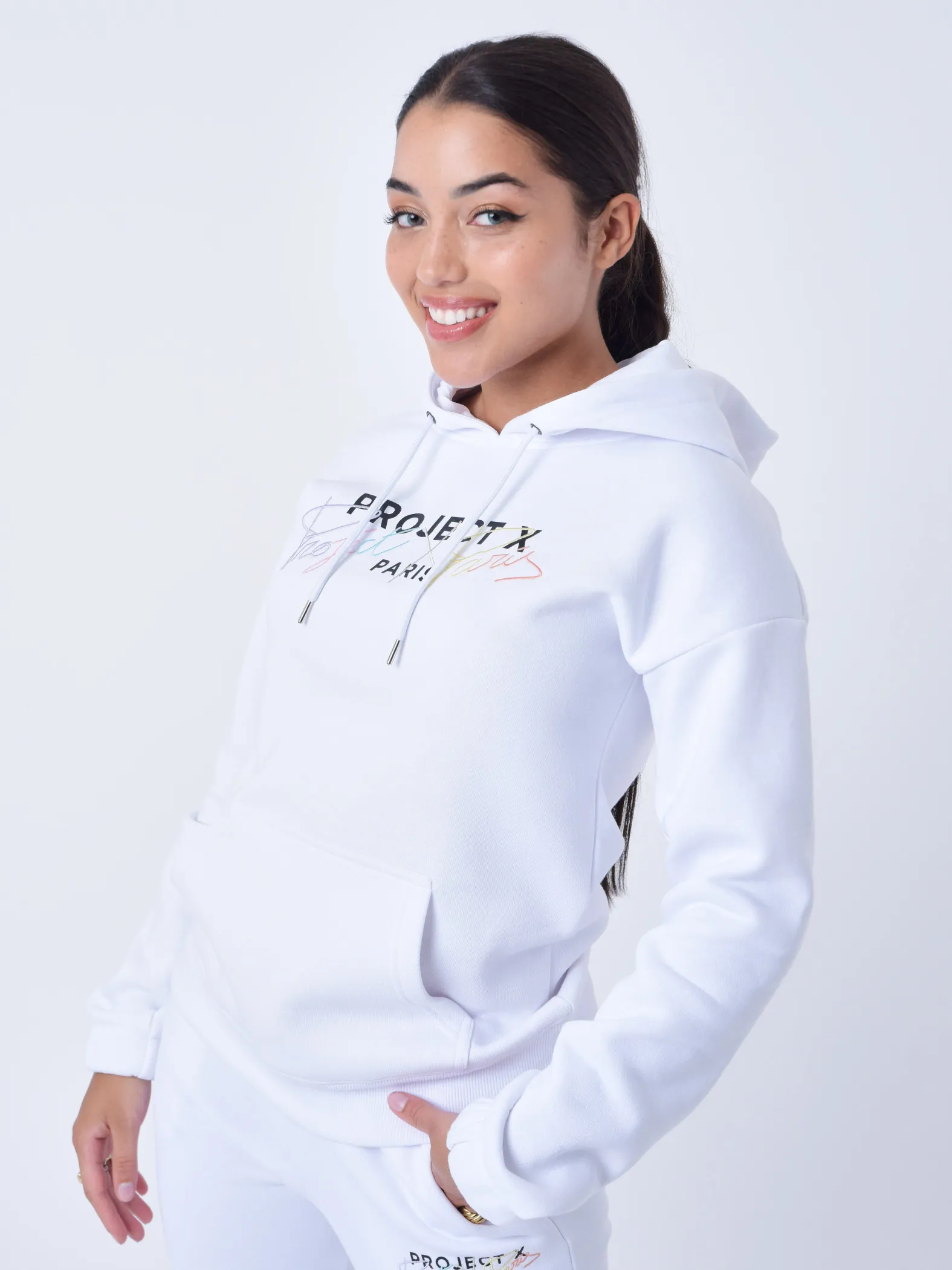 Sudadera con capucha bordada