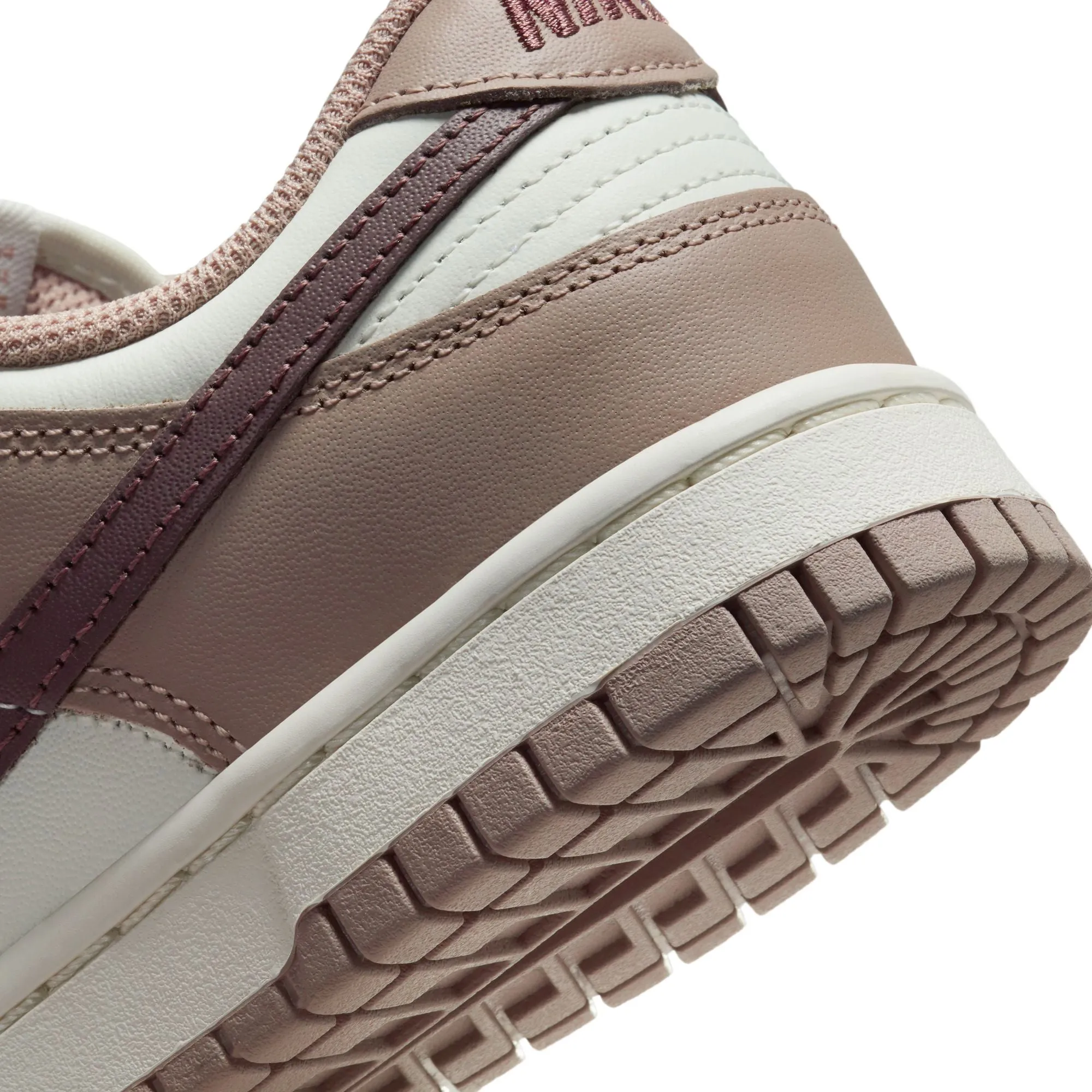 WOMEN DUNK LOW SAIL/PLUM ECLIPSEDIFFUSED TAUPE