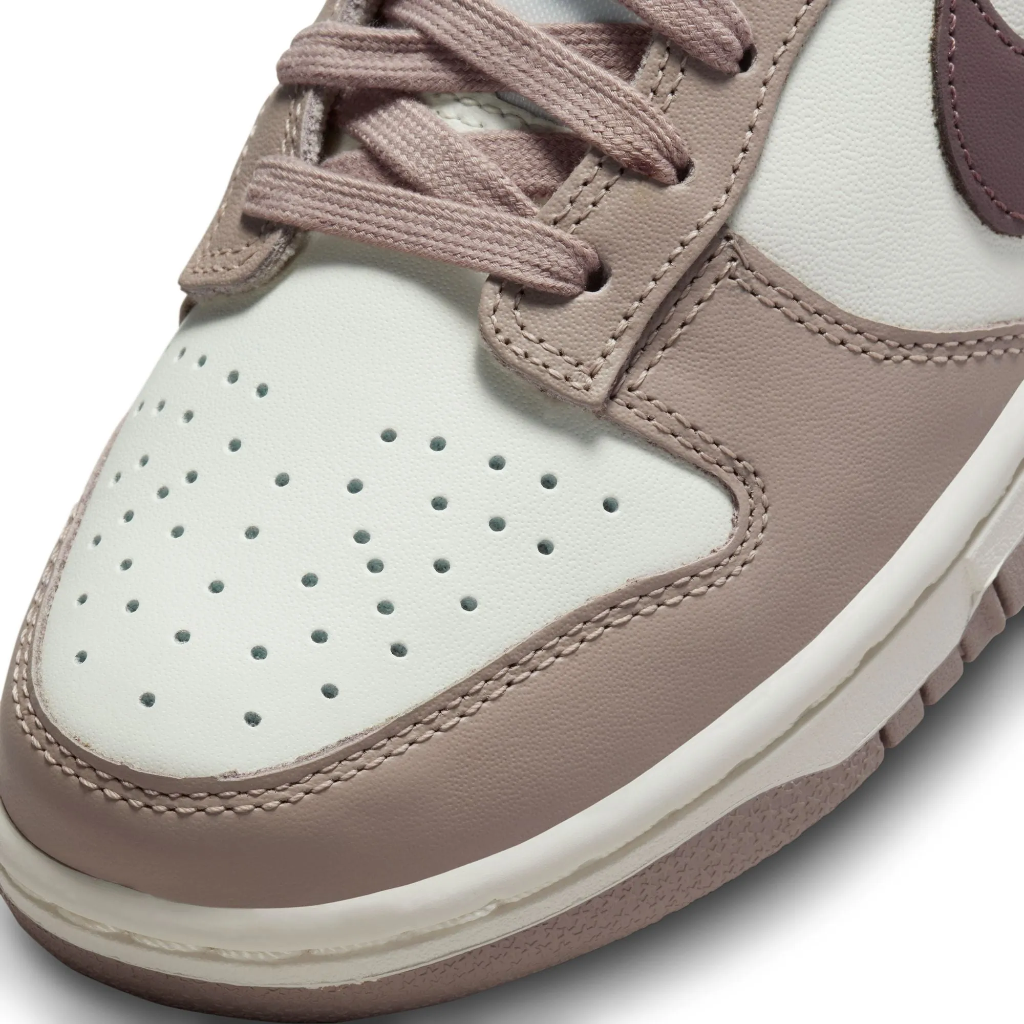 WOMEN DUNK LOW SAIL/PLUM ECLIPSEDIFFUSED TAUPE
